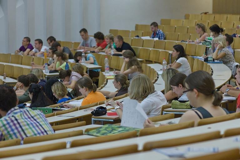 Studierende whrend Vorlesung in einem Hrsaal